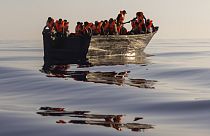 Migrants en Méditerranée avec des gilets de sauvetage fournis par les volontaires de l'Ocean Viking, août 2022