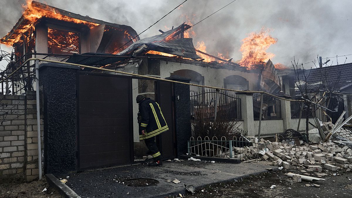 حريق في منزل أثناء قصف روسي لخيرسون
