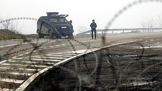 Κοσοβάρος στρατιώτης φυλάει συνοριακό πέρασμα προς τη Σερβία