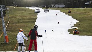 Kayak merkezleri sınırlı sayıda pisti yapay karla açık tutmaya çalışıyor