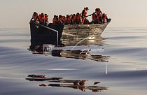 Лодка с мигрантами в открытом море