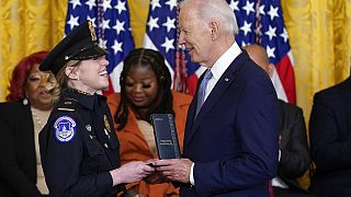 Le président américain Joe Biden décerne un prix à une policière, le 6 janvier 2023, Maison Blanche, USA 