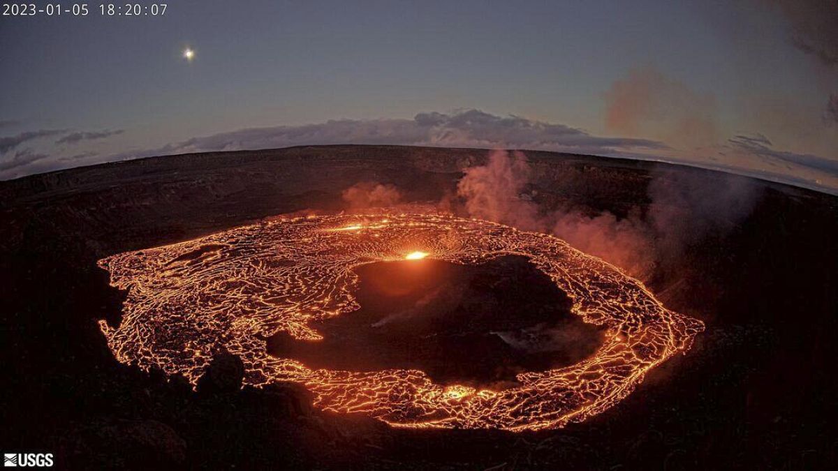بركان كيلاويا هاواي يثور في داخل فوهته العليا صورة من هيئة المسح الجيولوجي الأميركية