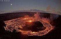 Der Vulkan liefert derzeit spektakuläre Bilder und verursacht glücklicherweise keine nennenswerten Schäden.