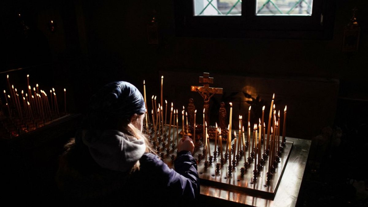 Creyentes ortodoxos en el monasterio de San Nicolás, en la ciudad de Mukachevo, en el oeste ucraniano, celebrando la Navidad.
