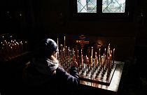 Creyentes ortodoxos en el monasterio de San Nicolás, en la ciudad de Mukachevo, en el oeste ucraniano, celebrando la Navidad.