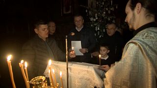 Молитва при свечах во время рождественской службы в Мукачево
