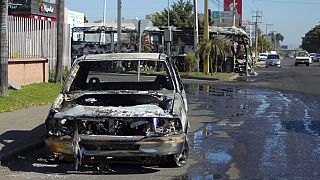 Veículo queimado durante confrontos em Culiacan, México