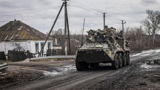 مركبة عسكرية مدرعة تحمل جنودا أوكرانيين في منطقة دونيتسك شرق أوكرانيا