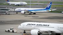 Várakozó repülőgépek egy japán repülőtéren - képünk illusztráció.