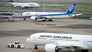 Várakozó repülőgépek egy japán repülőtéren - képünk illusztráció. 