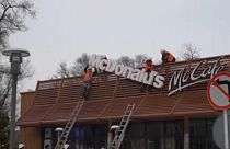 Los operarios desmantelan una franquicia de McDonald's en Kazajistán