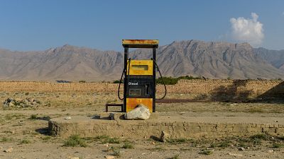 محطة بنزين مهجورة على جانب طريق في منطقة ديه سابز في كابول، أفغانستان. 2022/09/06