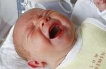 Ein neugeborenes Baby in Bremen (Archivbild)