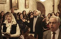 مسيحيون فلسطينيون يحضرون قداس عيد الميلاد الأرثوذكسي في كنيسة القديس بورفيريوس في غزة، 7 يناير 2023.