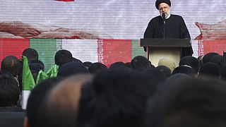 El ayatolá Jomeneí dando un discurso ante sus partidarios.