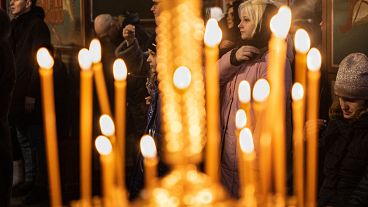 Il Natale ortodosso in prima linea: cerimonia nel seminterrato e sacchi di sabbia alle finestre, in una chiesa del Donbass