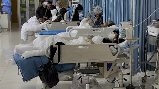 Пациенты и родственники в палате интенсивной терапии пекинской больницы