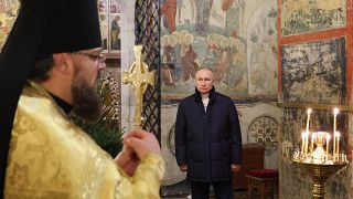 El presidente Vladímir Putin en la catedral de la Asunción, en Moscú, celebrando solo la misa de Navidad ortodoxa