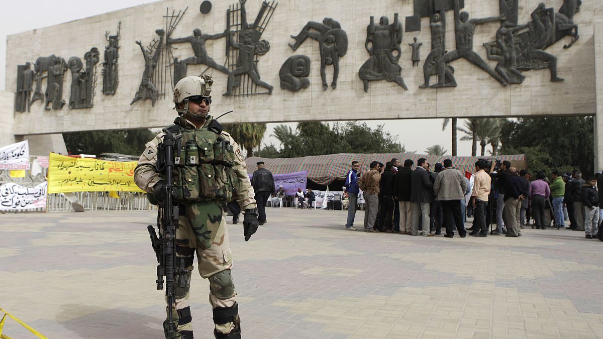 جندي عراقي يقف حارسا أمام احتجاجات الشارع على الفساد في ساحة التحرير بالعاصمة بغداد