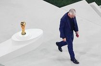 مدرب منتخب فرنسا ديدييه دوشان خلال حفل تتويج الفائز بكأس العالم في قطر 2022