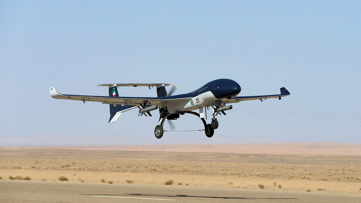 طائرة مسيرة تطير خلال تدريبات عسكرية في موقع لم يكشف عنه داخل إيران في صورة تم الحصول عليها في 24 أغسطس 2022 .