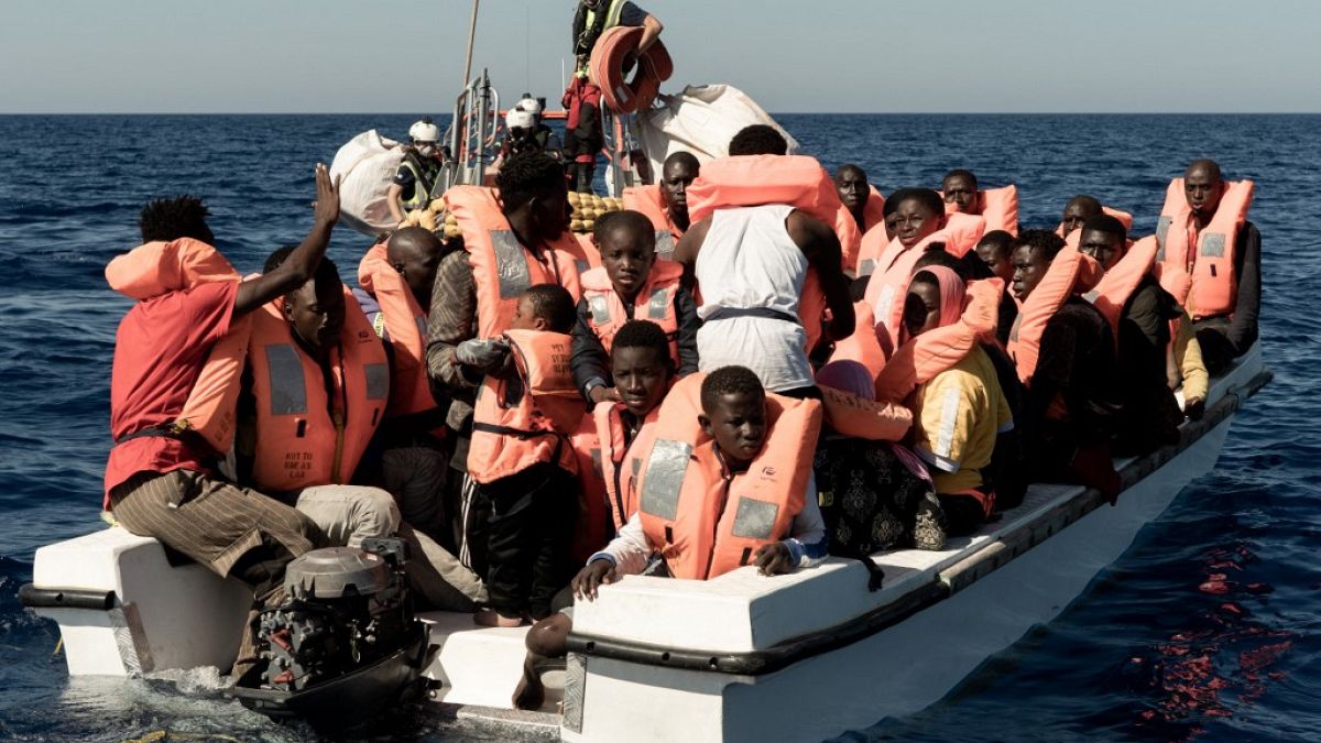   يستعد المهاجرون للصعود على متن  سفينة "أوشن فايكينغ"التي تبحر في المياه الدولية قبالة ليبيا في البحر الأبيض المتوسط، 25 أكتوبر 2022.