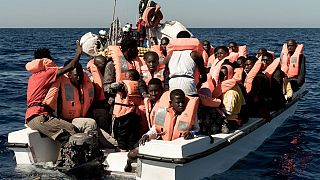   يستعد المهاجرون للصعود على متن  سفينة "أوشن فايكينغ"التي تبحر في المياه الدولية قبالة ليبيا في البحر الأبيض المتوسط، 25 أكتوبر 2022.