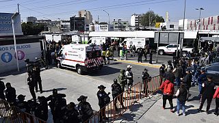 فرق الإنقاذ في محطة مترو إنديوس فيرديس بعد اصطدام قطارين في مكسيكو سيتي- 7 يناير 2023
