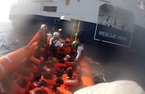 Rettungsboot bringt Menschen an Bord der Geo Barents
