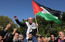  كريم يونس يحمله أصدقاء وأقارب بعد إطلاق سراحه بعد 40 عاماً في سجن إسرائيلي بتهمة اختطاف، 5 يناير 2023