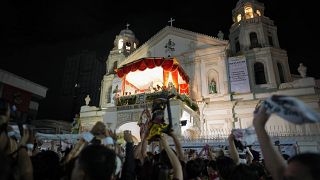 Поклонники с копиями статуи Христа у Базилики Чёрного Назарянина в районе Киапо, Манилла, 8 января 2023 года.