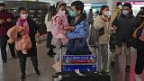 Familias chinas reencontrándose tras tres años de restricciones por la política de "cero covid".