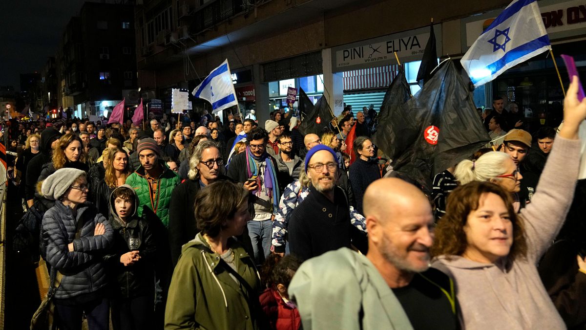 İsrail'in Tel Aviv kentinde toplanan binlerce kişi, aşırı sağcı Binyamin Netanyahu hükümetini protesto etti