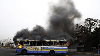 محتجون على الحكومة أضرموا اليران في حافلة عامة في العاصمة السنغالية دكار