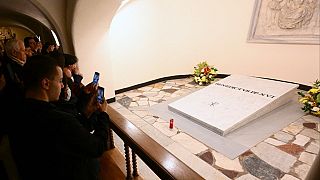 La tombe du pape Benoît XVI, située dans les grottes sous la basilique Saint-Pierre, au Vatican, a été ouverte au public le dimanche 8 janvier 2023.