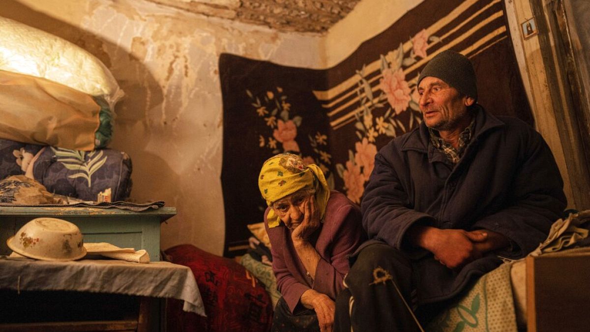 Nina Gontschar, 93, und ihr Sohn Mykola, 58 in ihrem Haus im kürzlich zurückeroberten Dorf Bogorodychne