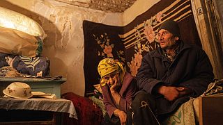 Nina Honchar, 93 ans, et son fils Mykola Honchar, 58 ans, dans leur maison en grande partie détruite par les forces russes à Bogorodychne, en Ukraine.