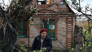Szétlőtt háza előtt áll a 84 éves Vlagyimir Szemenyec a visszafoglalt kelet-ukrajnai Bohorodicsnében 2022. október 22-én