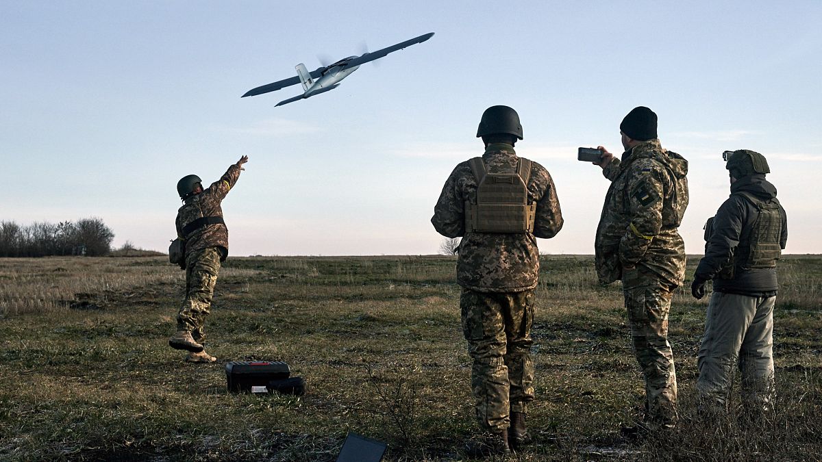 Orosz katonák drónreptetést gyakorolnak Donyeck régióban 2022. december 15-én