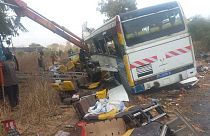 A balesetben megsérült egyik busz az út mentén Kaffrine közelében. 