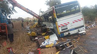 Une vue générale de la scène de l'accident de bus à Kaffrine, le 8 janvier 2023.