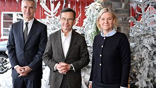 Jens Stoltenberg Nato-főtitkár, Ulf Kristersson svéd miniszterelnök és Magdalena Andersson korábbi svéd miniszterelnök (balról jobbra) a saleni konferencián.