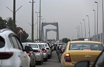 طوابير سيارات على طريق يؤدي إلى مدخل المنطقة الخضراء بعد إعادة فتحه، بغداد، 8 كانون الثاني / يناير 2023 ،