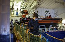 صورة من الارشيف- ينزل المهاجرون من سفينة الإنقاذ جيو بارنت في ميناء كاتانيا، صقلية، جنوب إيطاليا، 8 نوفمبر 2022