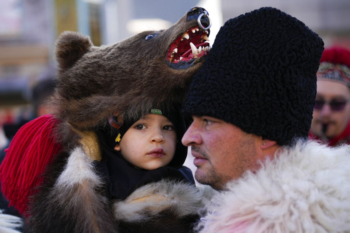 In photos: Romania's 'dancing bear festival' | Euronews