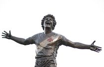 تمثال من البرونز تكريما للاعب البرازيلي روبرتو ديناميت الهداف التاريخي لفريق فاسكة دا غاما