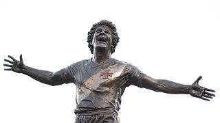 تمثال من البرونز تكريما للاعب البرازيلي روبرتو ديناميت الهداف التاريخي لفريق فاسكة دا غاما