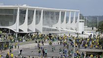 Zahlreiche Bolsonaro-Anhänger versammelten sich vor dem Kongressgebäude in Brasilien