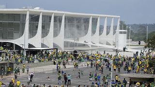 Zahlreiche Bolsonaro-Anhänger versammelten sich vor dem Kongressgebäude in Brasilien